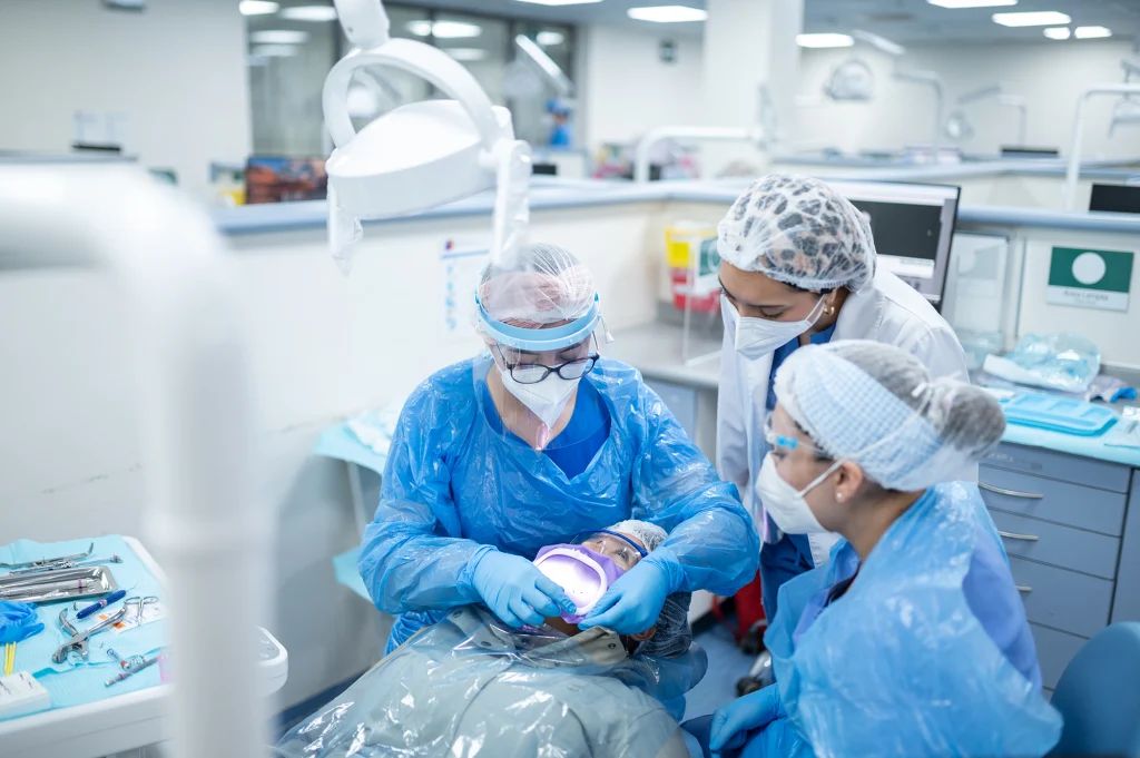 Estudiantes en una intervención médica